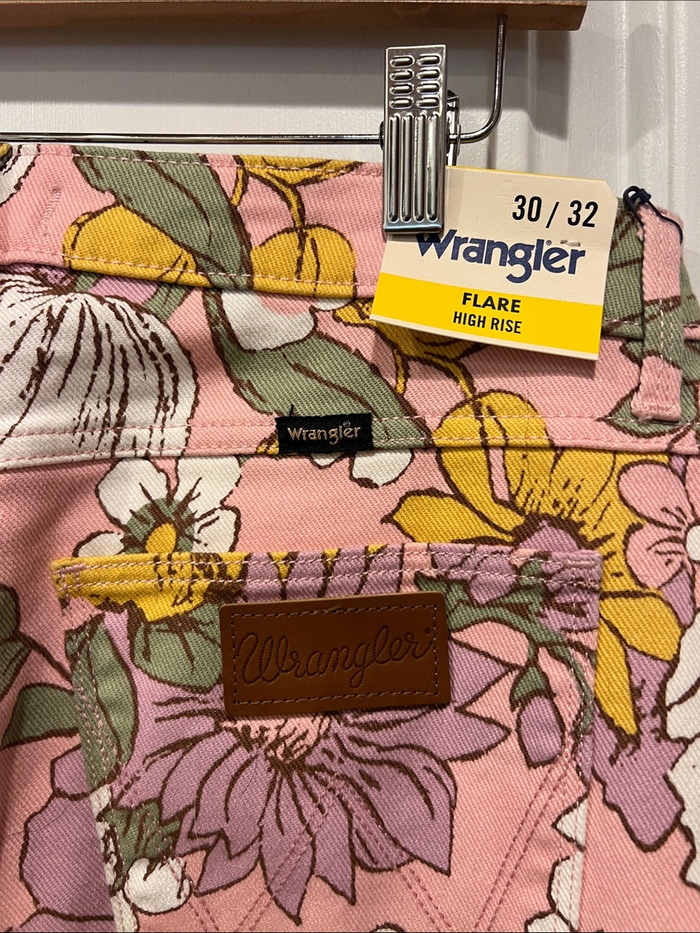 Wrangler Pink Floral Flare Jeans 30x32 - Picture 2 of 9